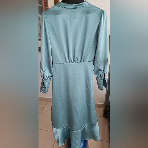 Charlie Charlie Charlotte sage green midi dress - Picture 2 of 8